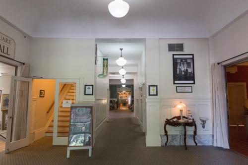 a hallway of a store with a table and a hallwayngthngthngthngthngth at Centralia Square Grand Ballroom and Vintage Hotel in Centralia