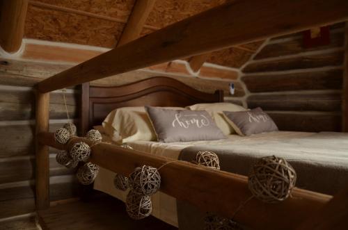 1 dormitorio con 2 camas en una cabaña de madera en Maravillosa, en La Pedrera