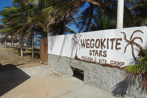 a sign for a welcome to the beach at WegoKite Stars in Taíba