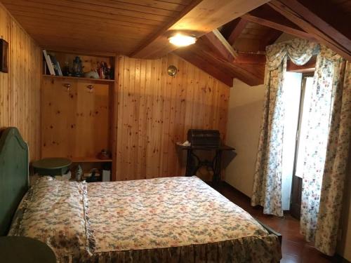 LillianesにあるRascard - Valle di Gressoneyの木製の壁のベッドルーム1室(ベッド1台付)