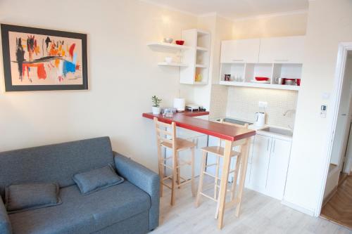 un soggiorno con un divano e una cucina con un tavolo di Atelje apartment a Belgrado