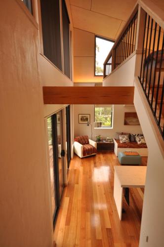 uma escada numa casa com uma sala de estar em Pipeline Chalet kunanyi Mt Wellington em Ferntree