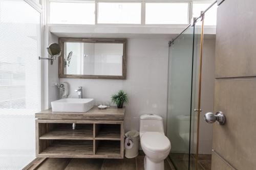 a bathroom with a sink and a toilet and a mirror at Apartamento Vip Edificio Calima in San Andrés