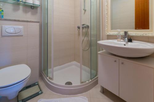 Ένα μπάνιο στο Apartment Golden View Dramalj