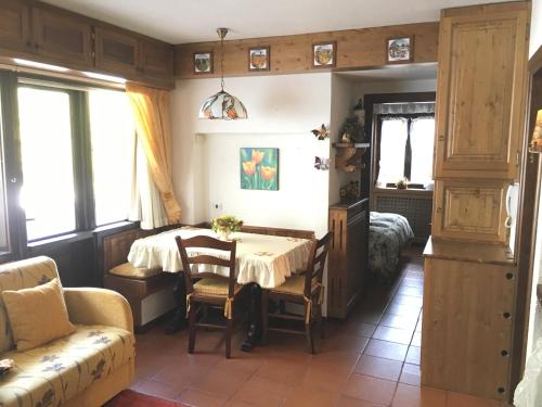 ペスココスタンツォにあるChalet dei Contiのテーブル、ベッド、ソファが備わる客室です。
