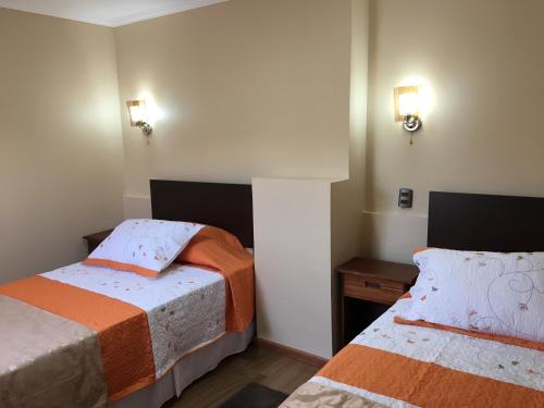 Ένα ή περισσότερα κρεβάτια σε δωμάτιο στο Hostal Luna del Mar