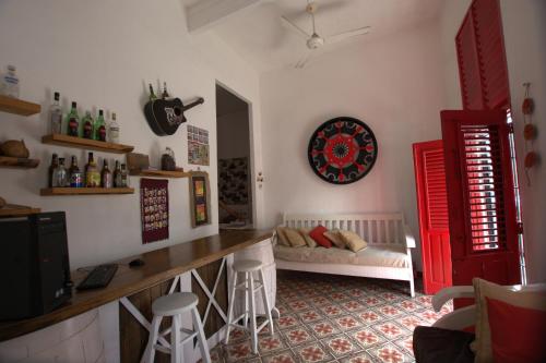 a living room with a bar and a couch at La Puerta Roja Guest House in Santo Domingo