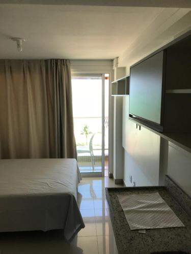 A bed or beds in a room at Flat Mar Belo Intermares