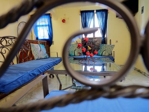 a living room with a couch and a table at Casa Rincon Colonial in Tlalpujahua de Rayón