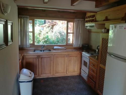 Dapur atau dapur kecil di Cabañas La Encantada