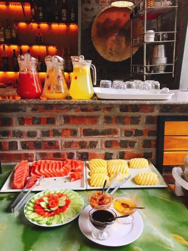 Un buffet con platos de comida en una mesa. en Tam Coc Bungalow, en Ninh Binh