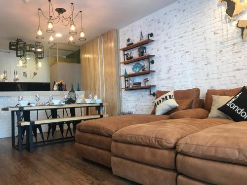 ホアヒンにあるMy Resort Hua Hin E306のソファとテーブルのあるリビングルーム