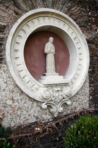 a statue on the side of a stone wall at Weinhotel St. Stephanus in Zeltingen-Rachtig