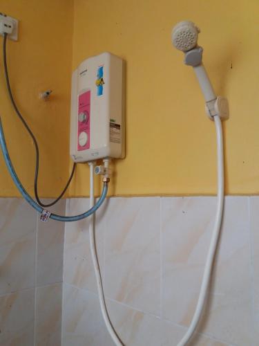ein Haartrockner ist an der Wand befestigt in der Unterkunft FirZan Homestay Bukit Mahkota in Kajang