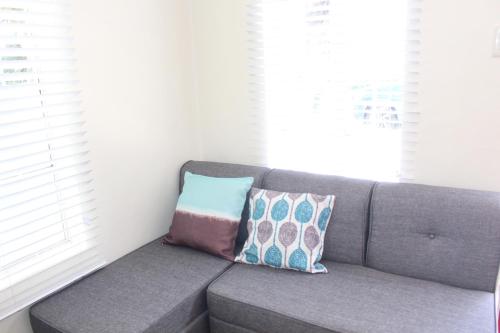 Гостиная зона в # 15 Laguna Bel-Air Home in Sta Rosa by Red Door House Rental