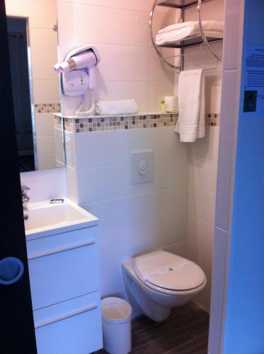 a small bathroom with a toilet and a sink at Fasthôtel Le Râle Des Genêts - Un hôtel FH Collection in Dun-sur-Meuse