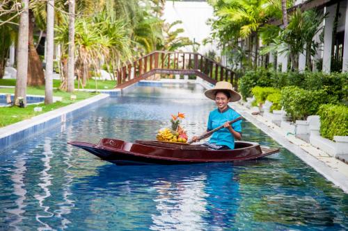Una mujer en un bote en el agua en Access Resort & Villas - SHA Plus en Karon
