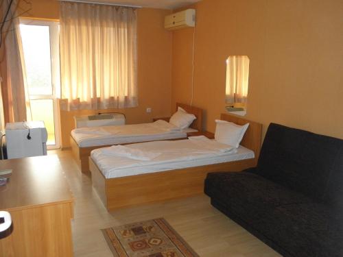 En eller flere senger på et rom på Hotel Pilevski