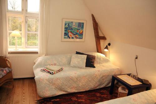 コペンハーゲンにあるWilles B&Bのベッドルーム1室(ベッド1台付)