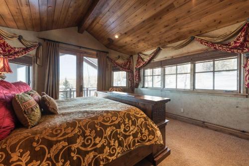 1 dormitorio con 1 cama grande en una habitación con ventanas en Ski Utah Home, en Park City