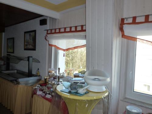 a kitchen with a table and a window at Hotel Wildunger Hof mit Gemeinschaftsküche in Bad Wildungen