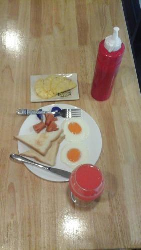 eine Platte mit Eiern auf dem Tisch in der Unterkunft Best Stay Hostel At Lanta in Ko Lanta