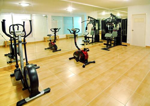un gimnasio con varias cintas de correr y bicicletas estáticas en Common Living, en Chiang Mai