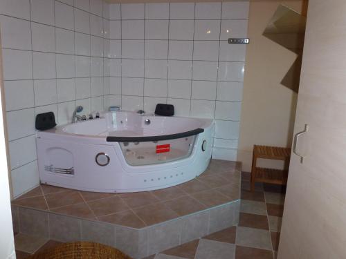 a bathroom with a bath tub in a room at Hotel Wildunger Hof mit Gemeinschaftsküche in Bad Wildungen