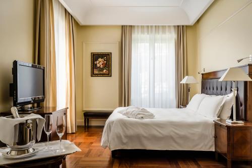 Tempat tidur dalam kamar di Eurostars Centrale Palace Hotel