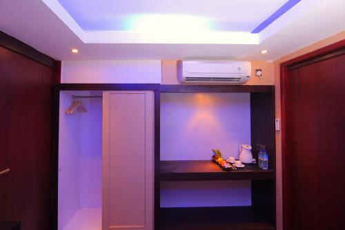 a fish tank in a room with a ceiling at Sari Gili Bungalow in Gili Air