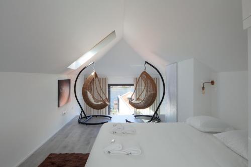 a bathroom with a tub and a mirror at 7 Gaia Roaster Apartments in Vila Nova de Gaia