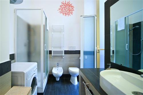 y baño con lavamanos, aseo y lavamanos. en Vetrina Holidays Apartment Navona, en Roma