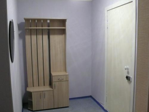 トムスクにあるУчебная 8 п 5の木製のキャビネットとドアが備わる部屋
