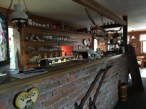 un bar en un restaurante con una pared de ladrillo en Česká Chalupa, en Liberec