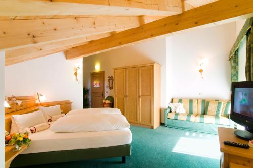 Un pat sau paturi într-o cameră la Adults only Hotel Grafenstein