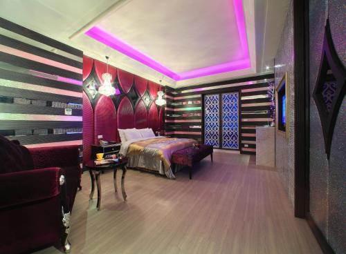 a bedroom with a bed and a purple ceiling at Roman Vacation Motel in Dali