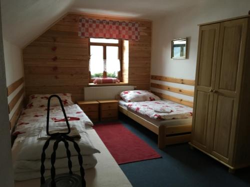 Un dormitorio con dos camas y una ventana. en Česká Chalupa, en Liberec