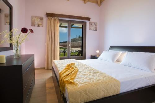 Кровать или кровати в номере Drimonas Villas