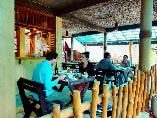 En restaurant eller et andet spisested på Arana Sri Lanka Eco Lodge and Yoga Center