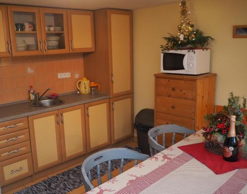 Kuchyňa alebo kuchynka v ubytovaní Domcek pri Medokysi