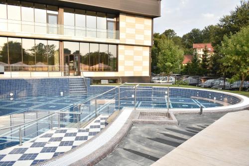 בריכת השחייה שנמצאת ב-Hotel President SPA או באזור