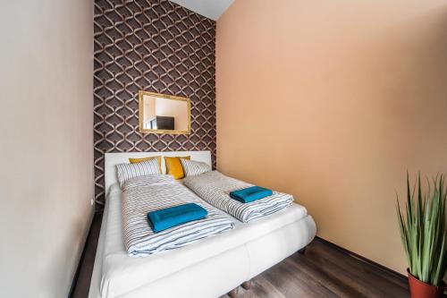 Habitación con cama con 2 almohadas en KIRÁLY 38 2BEDROOM AIRCON ENTIRE APARTMENT en Budapest