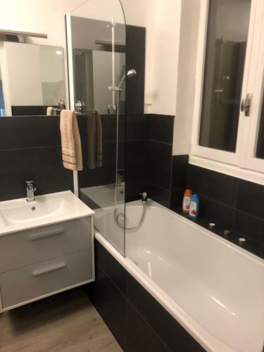 Ванная комната в Appartement tout confort Ugine