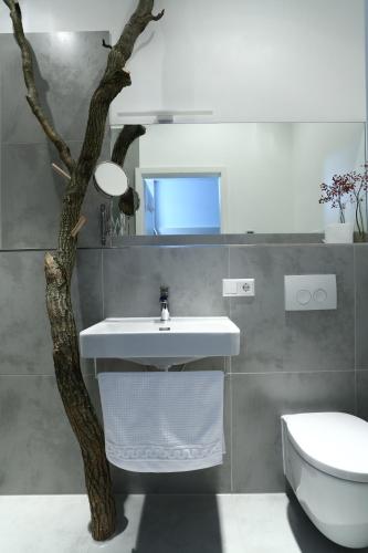 a bathroom with a sink and a tree in it at Gästehaus Zweite Heimat in Rhodt unter Rietburg