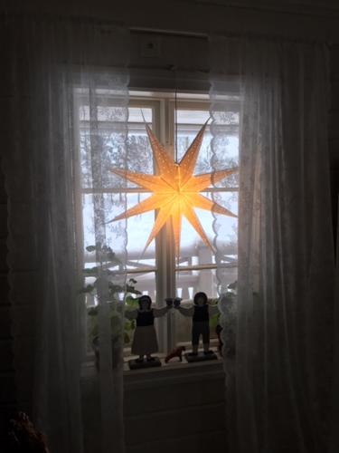 a christmas star in a window with two dolls at Norrsjön in Sörsjön