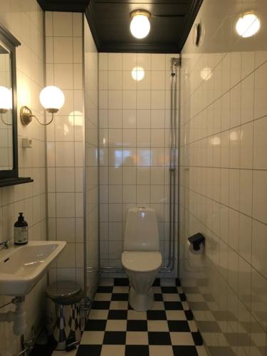 A bathroom at Norrsjön
