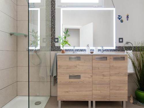 uma casa de banho com um lavatório e um chuveiro em Beautiful Beach Apartment M&B IV by Las Canteras em Las Palmas de Gran Canárias