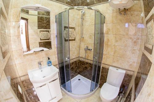 La salle de bains est pourvue d'une douche, de toilettes et d'un lavabo. dans l'établissement Віп квартира вулиця Куліша 13 біля Форуму недалеко Малевичу, à Lviv