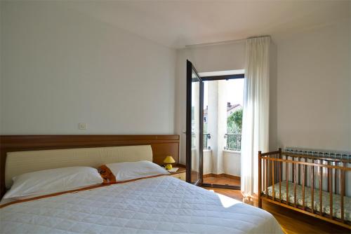 1 dormitorio con cama y ventana grande en Apartment Villa Gasparini, en Pula