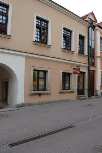 an empty street in front of a building at Pokoje Nad Arkadami in Zamość